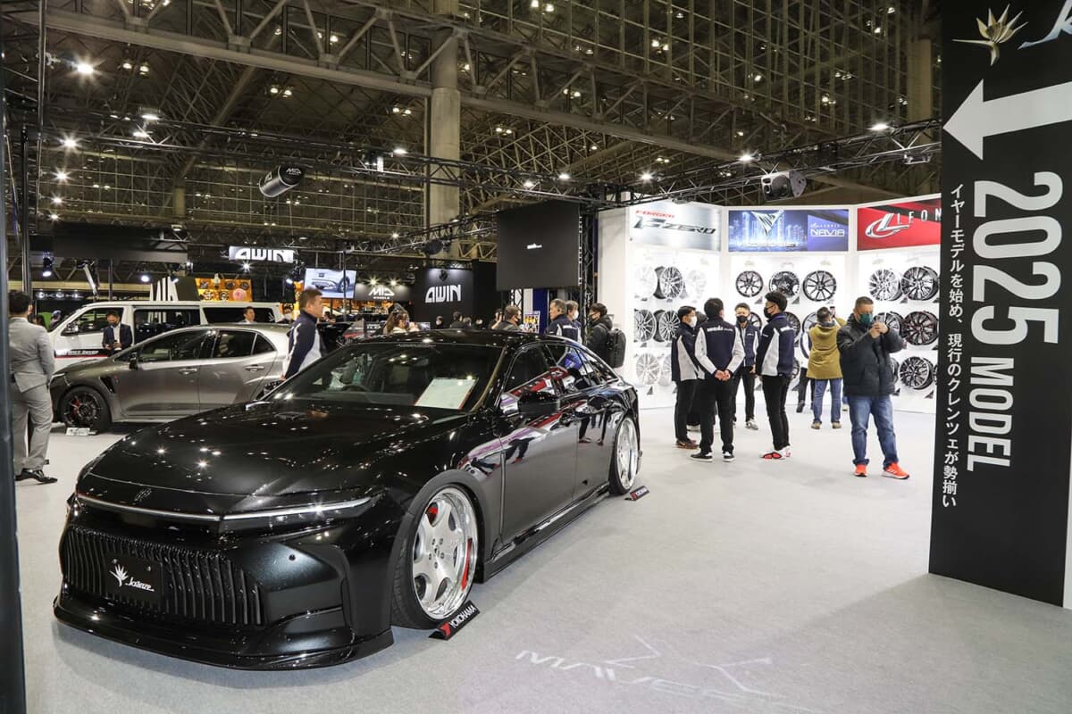 ウェッズの東京オートサロン2025の展示ブース。ホイールを見る人が見やすくなった