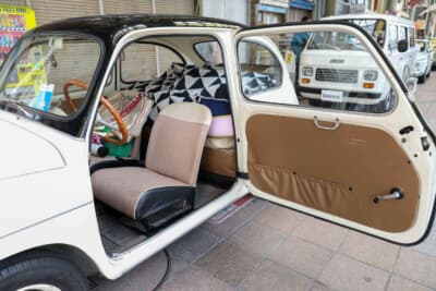 フィアット 600：TOYOTOさんのお気に入りポイントが、この前開きドア。1955年から1960年までの前期型のみ採用