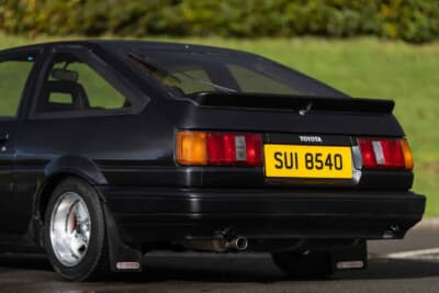 3万5000ポンド〜4万5000ポンド（約740万円〜約950万円）で現在も販売中のトヨタ「カローラ レビン」（C）iconicauctioneers