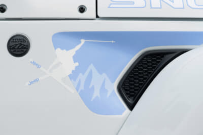 Jeep Wrangler Snow Trace:スキーヤーのアグレッシブなアクションが描かれたデカールは右フェンダー