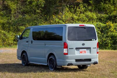 TRD HIACE：リヤバンパースポイラーとマッドフラップを装着