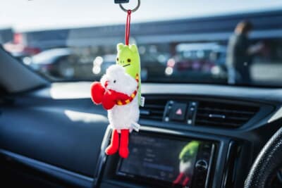 トヨタ2代目マークX：リアミラーにぶら下がる緑色のキャラクターは、オケケノケ星からやってきた宇宙人「モケケ」。“ねこ”さんの愛用品は“ハイウェイ無事カエル”なのだ