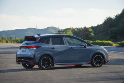 オーラNISMO：バンパーサイドガーニッシュ、リヤバンパーガーニッシュ、サイドロアガーニッシュなど空力パーツを纏う