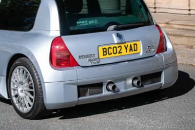 3万7083英ポンド（邦貨換算約約783万円）で落札されたルノー「スポール クリオV6」（C）iconicauctioneers