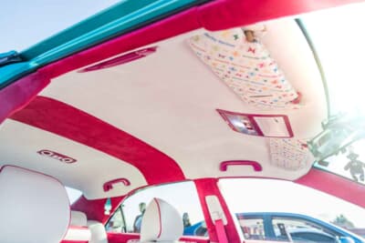 トヨタ12代目クラウン：天井も各部と合わせて同系色のデザインにまとめている