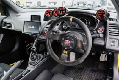 ホンダ S660：メーターパネルに並んだ追加メーター。各情報を可視化し、常にエンジンの状態を把握している