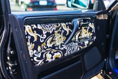 ヨタ11代目クラウン：ドアパネルも天井、ピラーと同様のデザインを合わせた