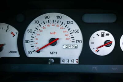 10万ポンド～12万ポンド（邦貨換算約202万円〜242万円で現在も販売中のフォード「エスコートRSコスワース」（C）iconicauctioneers