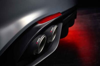 アルファロメオ ジュリア クアドリフォリオ ルナ・ロッサ：エキゾーストにはサーキットの名門・アクラポビッチを搭載