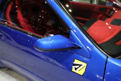 マツダ RX-7:ドアにはマツキヨのステッカーが貼られている