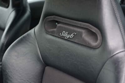 BMW 635CSi：シートには店名が刻まれている