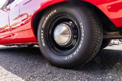 プリムス ロードランナー:あえて純正のスチールホイールにハブキャップのままというオリジナルのシンプルなスタイルをキープしている