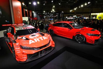 2025年シーズンを戦った「ARTA MUGEN CIVIC TYPE R-GT」(左)も展示され、レーシングカーとのDNAのつながりが視覚的に強調されていた