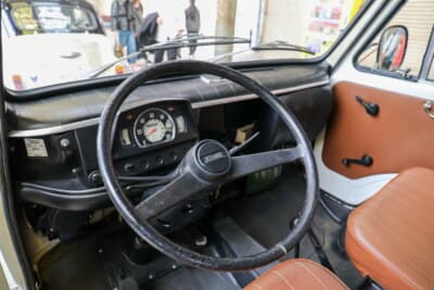 フィアット900Tプルミーノ:使い古された車内だが、この雰囲気もバンらしさが漂う