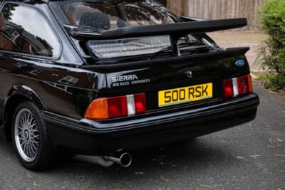 7万5000ポンド〜9万5000ポンド(邦貨換算約1580万円〜約2000万円)で現在も販売中のフォード「シエラRS500」(C)iconicauctioneers