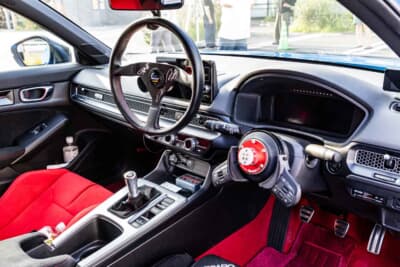 ホンダ シビック タイプR:スプーン製のステアリングは脱着式になっている