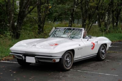 シボレー コルベット コンバーチブル：スチールホイールにセンターロック風のホイールキャップを装着。これらも純正品を維持し続けている