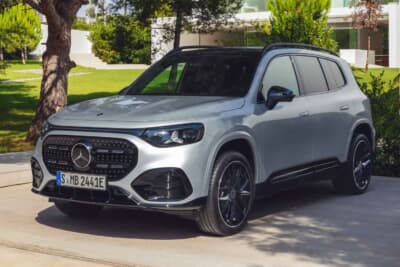 厳しい気候風洞テストをパスして発表された新型GLB。ボディカラーはハイテクシルバー