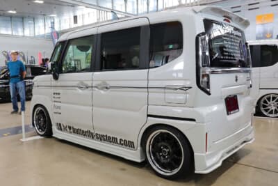 スズキ 3代目 スペーシアカスタム：各部カスタムが施され、車高調はファイナルコネクション。ホイールはWORKのEMOTION RS11。フロントにJ-LINE製キャンバーボルト、リアにエアロオーバ―製キャンバーキットを装着し、わずかにキャンバー角を付けたスタイルに 