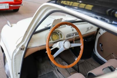 フィアット 600：必要最小限のメーターパネルやスナップボタン留めのハンドルカバーがオシャレ