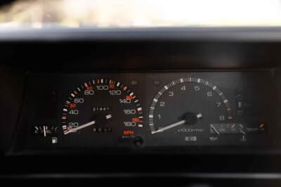 3万5000ポンド〜4万5000ポンド（約740万円〜約950万円）で現在も販売中のトヨタ「カローラ レビン」（C）iconicauctioneers