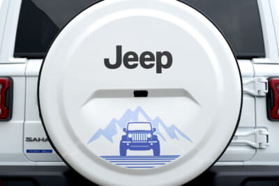 Jeep Wrangler Snow Trace:リアゲートにはWranglerのイラスト入りホワイトハードタイプスペアタイヤカバー