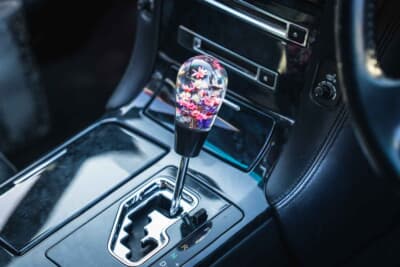 トヨタ12代目クラウン：シフトノブには水中花。さりげないドレスアップパーツとして可愛らしさを重視