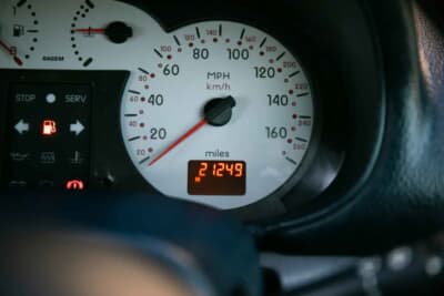 3万7083英ポンド（邦貨換算約約783万円）で落札されたルノー「スポール クリオV6」（C）iconicauctioneers