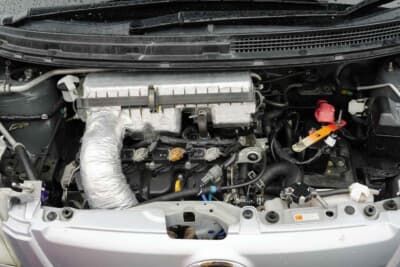 ダイハツ ミラ：小松ミラのエンジンルーム。純正エアクリーナーを活かした遮熱は茂木とまったく同じだ