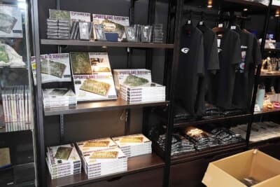 SUGOのオフィシャルショップとカフェでも販売中だ。50周年シール付きのパッケージがほしい人はスポーツランドSUGOへ行こう