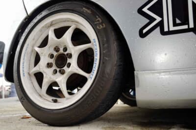 ダイハツ ミラ:タイヤは3クラスでほぼワンメイク状態になっているポテンザ・アドレナリンRE004だ