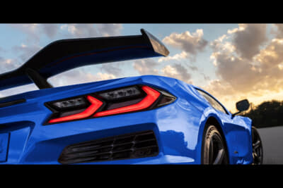 シボレー・コルベットZ06:オプションのカーボンファイバーエアロパッケージには大型でワイドなリアスポイラーを設定