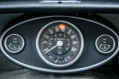 1万7438英ポンド（邦貨換算約362万円）で落札されたオースティン「ミニ クーパー マークII」（C）iconicauctioneers