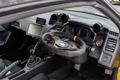 ホンダ S660：車内がタイトなエスロクにおいて、ステアリングが上方に跳ね上がるチルトアップ機能は、レーシーな演出だけでなく実際の乗り降りにも非常に便利だ