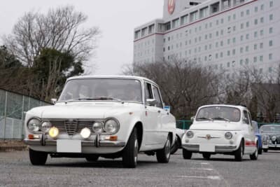 スタートを待つアルファロメオ1300TIと、それに続くフィアット500F