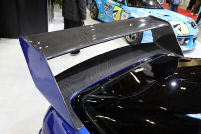 マツダ RX-7:リアはフェラーリF40をモチーフにデザインした大型ウイングをセットする