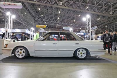 トヨタ GX71 マークII：外装には当時物のピッツーラ製エアロキットを装着し、ゲインズのステップトリムにヨーロピアンモール、スモークテール、ブーメランアンテナ、割り箸アンテナをセット