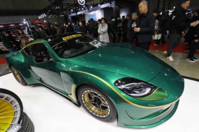 日産 RZ34 フェアレディZ：タイヤ・ホイールが左右で異なるのもポイントで、右側にはドラッグレース用鍛造ホイールのビーラックに極太のドラッグ専用タイヤをセットし、左側にはストリートで映えるエアロフィンタイプのボッセ鍛造ホイールS21-01を装着