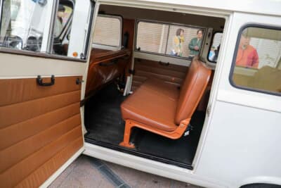 フィアット900Tプルミーノ:後部ドアはスライドではないのが、この時代ならではの構造だ