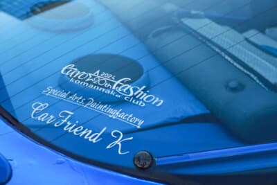 トヨタ セラ：ガラストップの後部にも、純正のボディ形状に合わせたルーフスポイラーがある