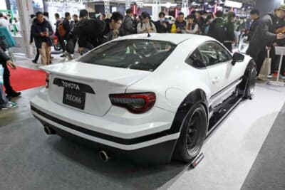 トヨタ 86：ボディキット構成については、フロント5cm、リア7cmほど広げたオーバーフェンダーに、ヘッドライト、ボンネット、フロントバンパー、リアバンパー、サイドスカート、ドアパネル、トランクスポイラーからなる9点キット