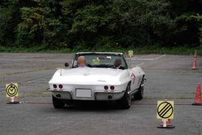 シボレー コルベット コンバーチブル：PC競技に挑む根本勝さんと濱中庸子さん。チームワークでゴールを目指す