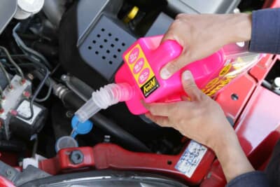 冬場はウォッシャー液の使用機会が増えるので、まず量を確認。それから濃度が低いと凍結しやすいので、冬場は「原液1:水1」濃度を目安に。寒さの厳しい地域なら、原液100%でもいいぐらいだ