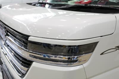 スズキ 3代目 スペーシアカスタム：光軸には影響なく、目元をよりシャープにさせるアイラインを装着する