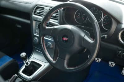 3万2000ポンド〜3万8000ポンド(邦貨換算約674万円〜801万円)で現在も販売中のスバル「インプレッサ WRX STI」(C)iconicauctioneers