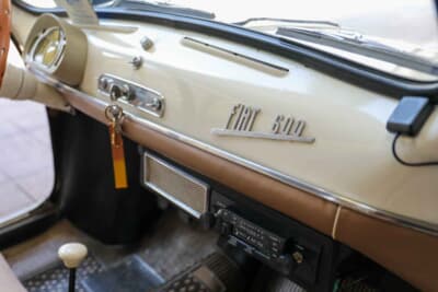 フィアット 600：モノコックボディをそのまま活用した鉄板剥き出しのダッシュボードも、この時代ならではの魅力が漂う