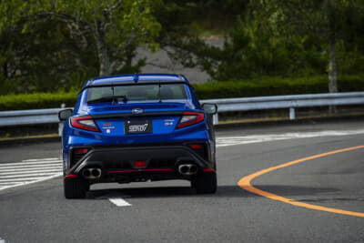 STI WRX S4：STIドライカーボンリヤスポイラーを装着