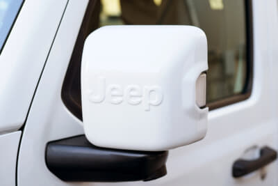 Jeep Wrangler Snow Trace:Jeepのロゴ入りホワイトミラーキャップ