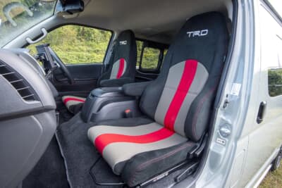 TRD HIACE：フロントシートはTRDのロゴが入ったBRIDE製DIAGOⅢ