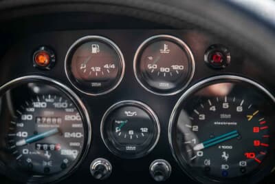 8万5000ポンド～9万5000ポンド（邦貨換算約1770万円〜1980万円）で現在も販売中のフェラーリ「208GTBターボ」（C）iconicauctioneers